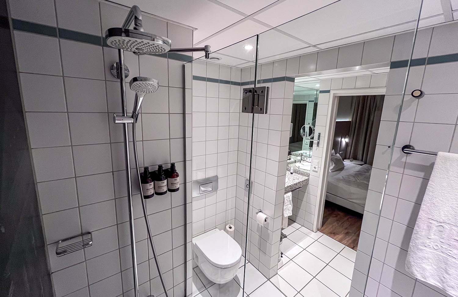 NH Hotel Suite Badezimmer