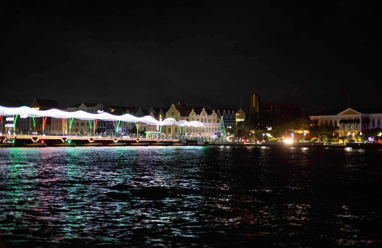 Königin-Emma-Brücke Willemstad bei Nacht